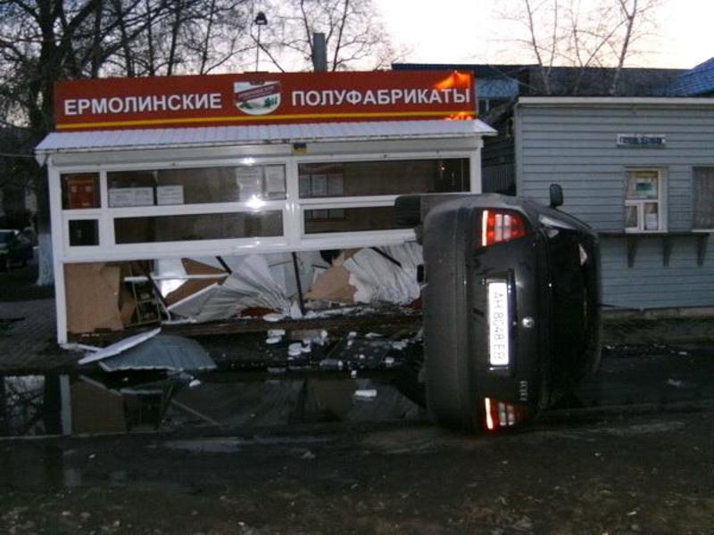 В Донецке машина перевернулась и влетела в киоск c продавщицей / ura.dn.ua