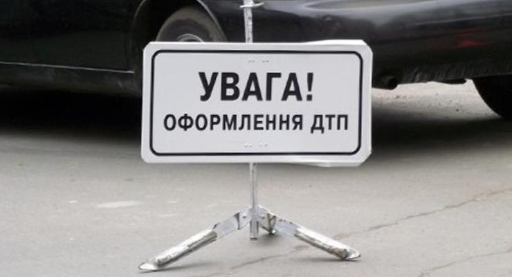 В Киеве машина травмировала двух детей на остановке