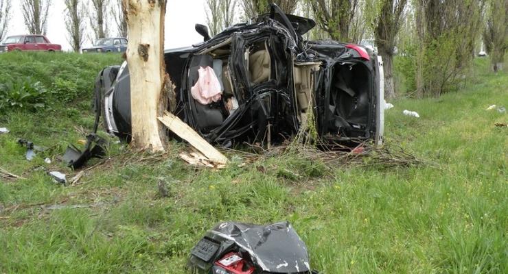 Lexus врезался в тополь и перевернулся – водитель погиб
