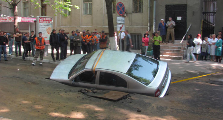 В Харькове машина наполовину ушла под асфальт