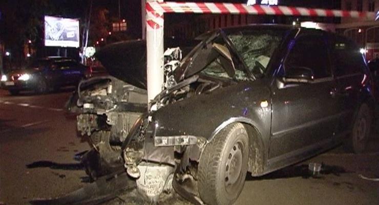 В Киеве Volkswagen врезался в светофор – погибли два человека