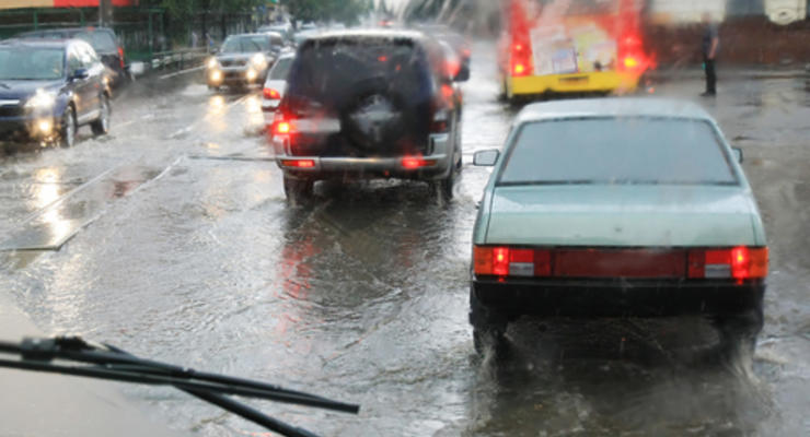 Как нужно ездить на машине в дождь