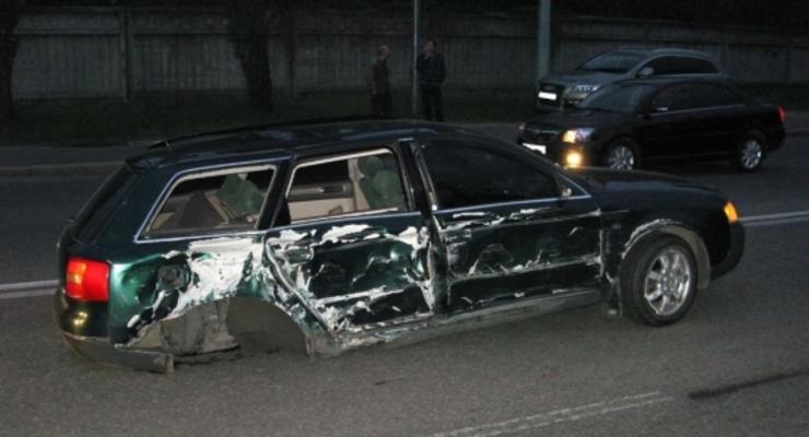 В Киеве Audi сбила столб и лишилась задних колес