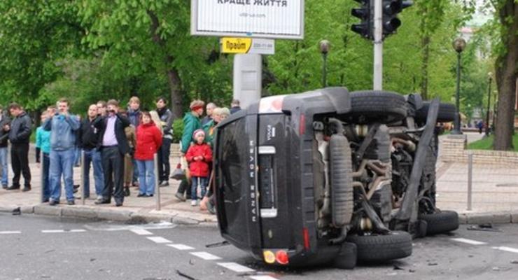 В Киеве перевернулся Range Rover и разбил «лицо» Mercedes