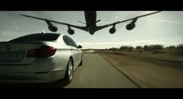 Самолет-заправщик наливает кофе водителю BMW