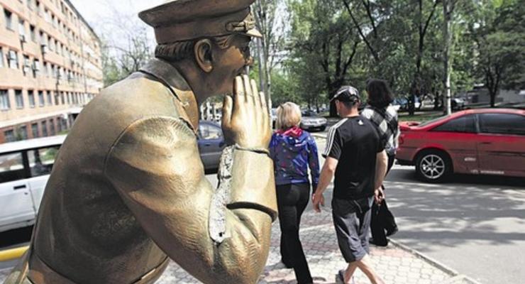 В Донецке снесли памятник доброму гаишнику
