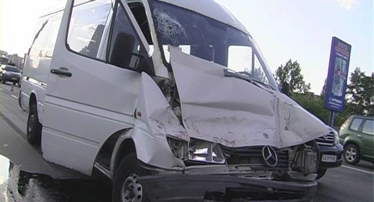 В Киеве маршрутка врезалась в грузовик – есть пострадавшие