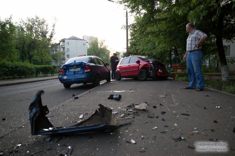 В Киеве иномарка разбила три автомобиля. Пострадало пять человек / auto.oboz.ua