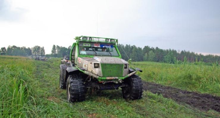 Янукович-младший покорил болото на джипе