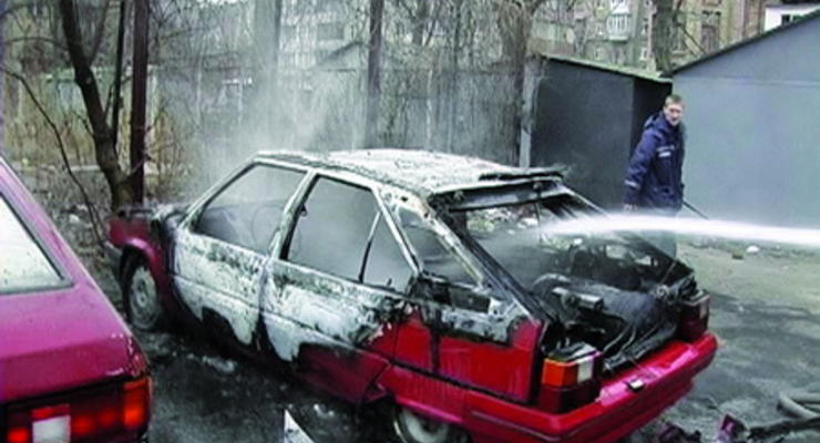 Киевских поджигателей машин нашли в соцсетях