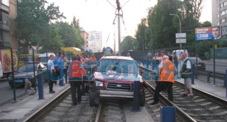 В Киеве Subaru вылетел на рельсы и остановил трамваи