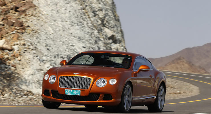 Китайцы чаще всех берут Bentley и раскупают Porsche наперед