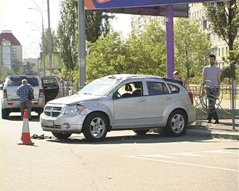 В Киеве от удара в бок Dodge три раза перевернулся через крышу / magnolia-tv.com