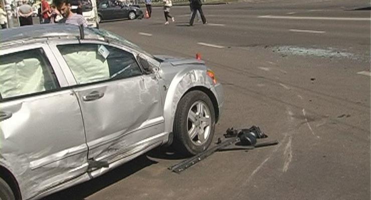 В Киеве от удара в бок Dodge три раза перевернулся через крышу