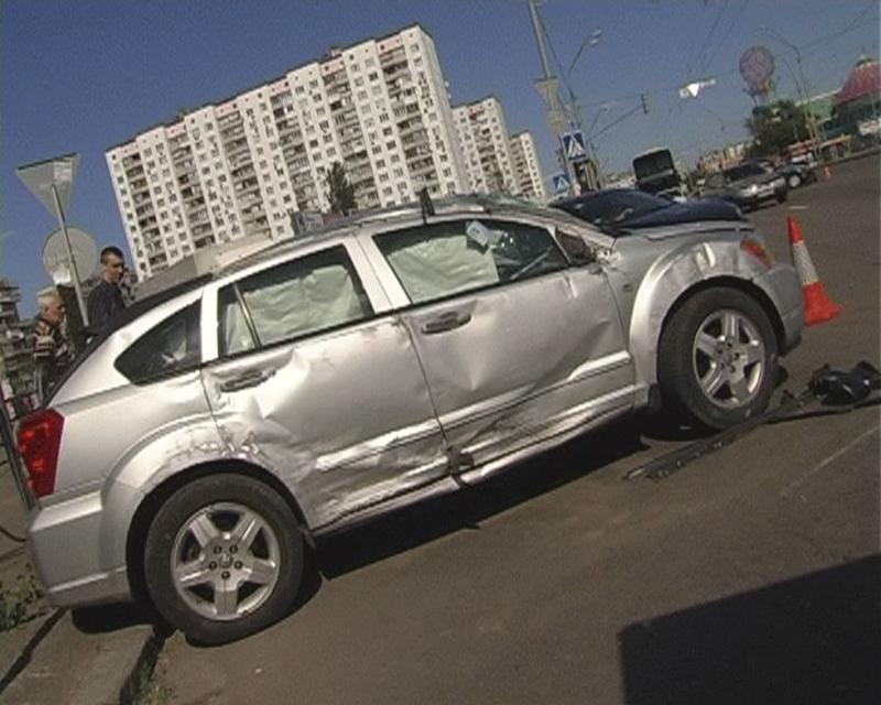 В Киеве от удара в бок Dodge три раза перевернулся через крышу / magnolia-tv.com