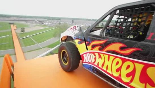 Установлен мировой рекорд по дальности прыжка на машине