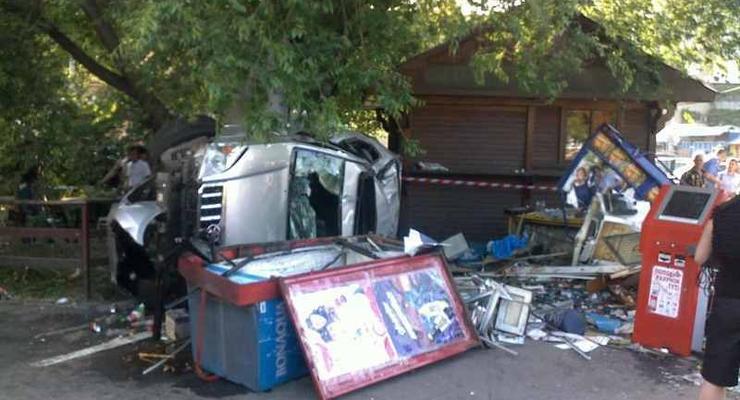 В Одессе Toyota Prado снес киоск с продавщицей