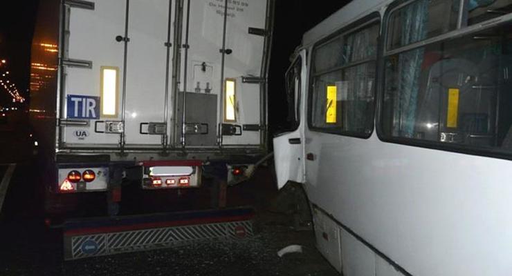 В Киеве маршрутка «догнала» грузовик – пятеро в больнице