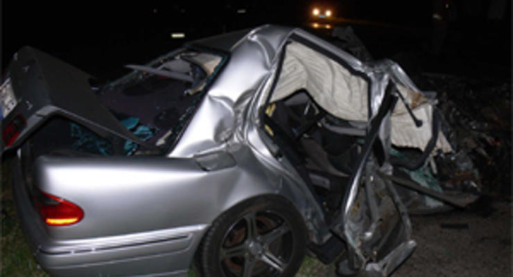 В Сумской области гаишник на Mercedes убился об экскаватор