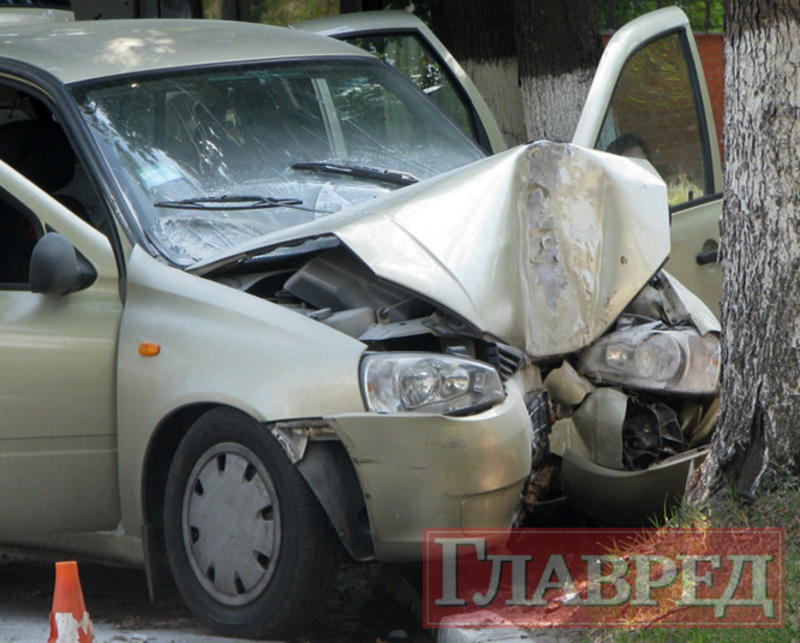 В Киеве Lada врезалась в дерево – пассажир погиб на месте / glavred.info