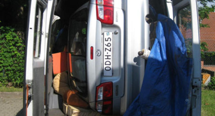 В Германии контрабандисты запихнули Мазду в микроавтобус
