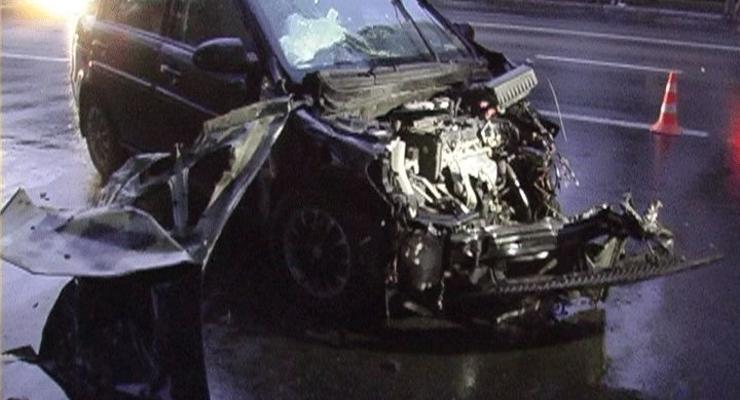 В Киеве 19-летний водитель Hyundai разбился о стоящий грузовик