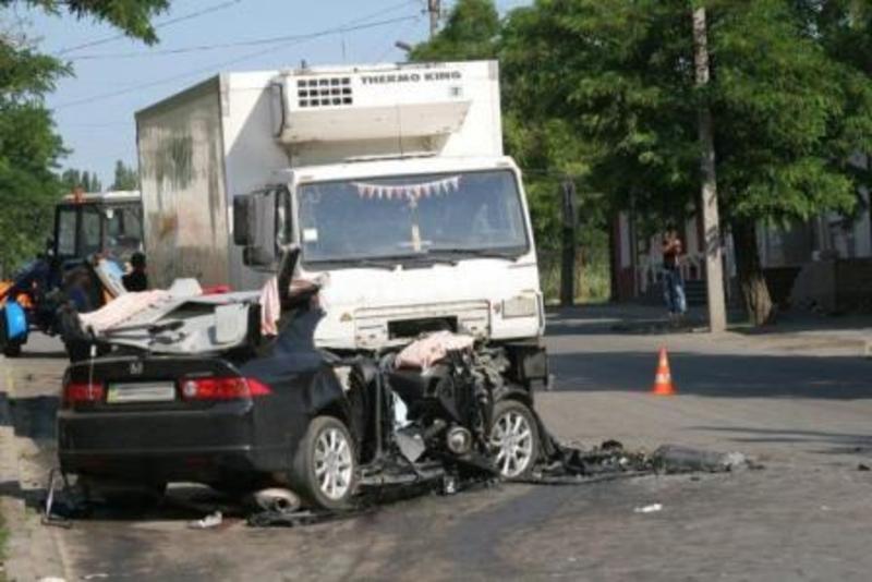 Honda в лоб протаранила грузовик – трое погибших / sai.gov.ua