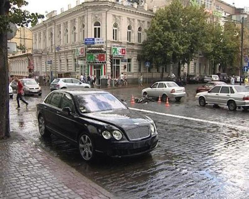 Bentley Фельдмана сбил двух парней на мопеде / atn.kharkov.ua