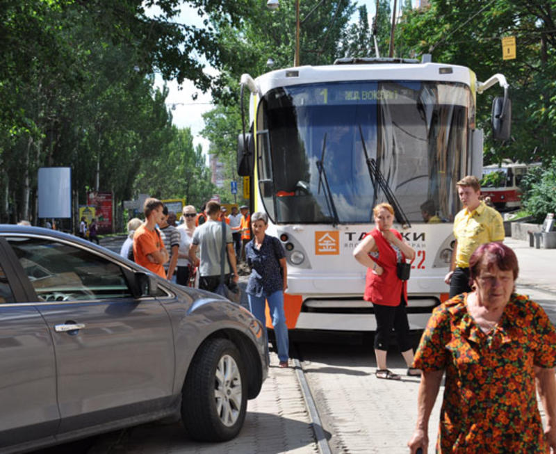 Пассажиры убрали с пути трамвая Мазду с «крутыми» номерами / ostro.org