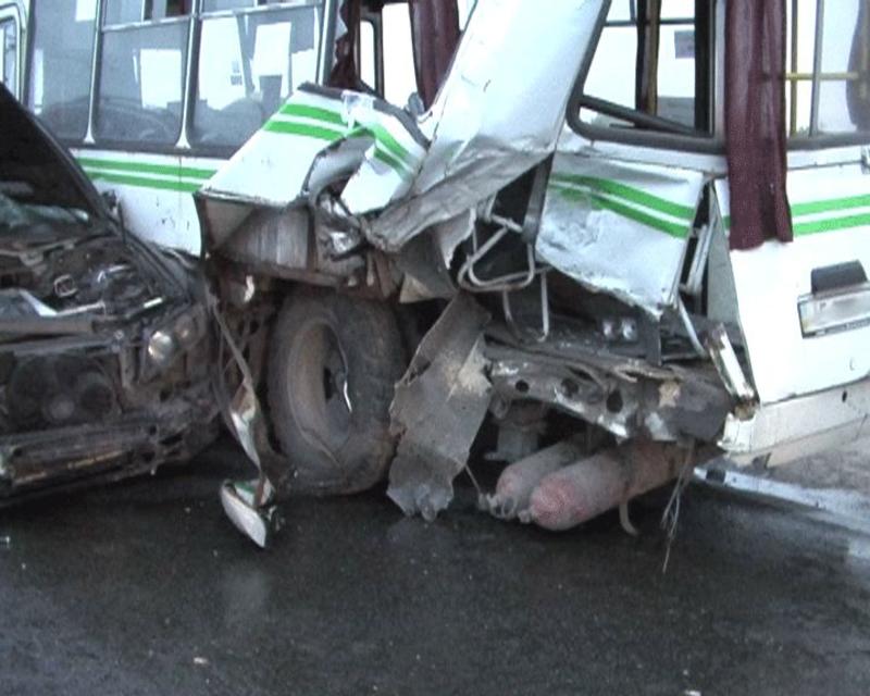 Водитель внедорожника BMW протаранил автобус и скрылся / magnolia-tv.com