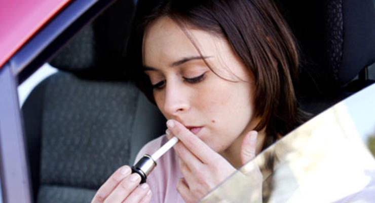 Курение в машине опасней вдыхания выхлопных газов