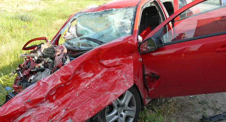 Женщина на Opel врезалась в фуру, травмировала себя и пассажира