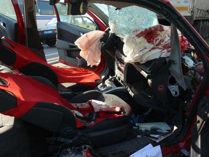 Женщина на Opel врезалась в фуру, травмировала себя и пассажира / pn.mk.ua