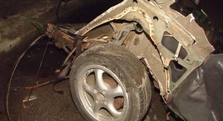 В Киеве Alfa Romeo разорвало о столб – два человека погибли