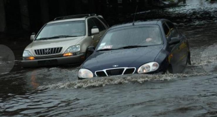 Потоп в Киеве: машины рассекают волны, ливень залил переходы