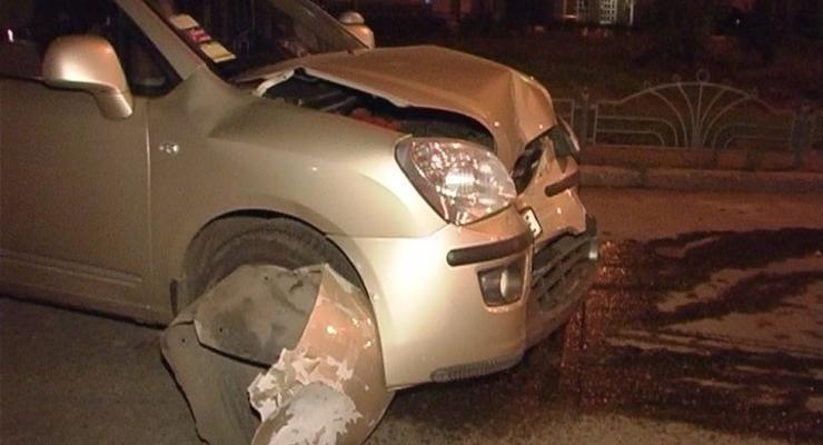В Киеве ночной гонщик на BMW разбил две машины и скрылся