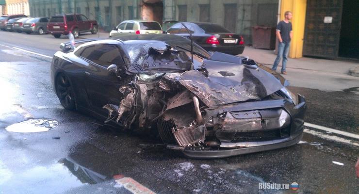 Кармагеддон в Москве: Nissan GT-R подкидывает машину в воздух