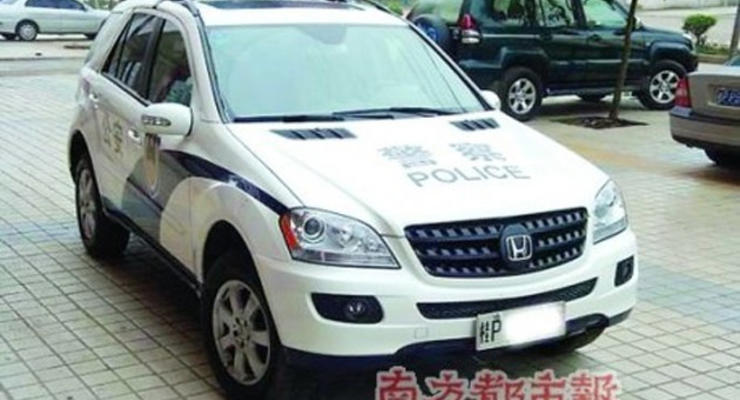 Китайская полиция замаскировала Mercedes под Хонду