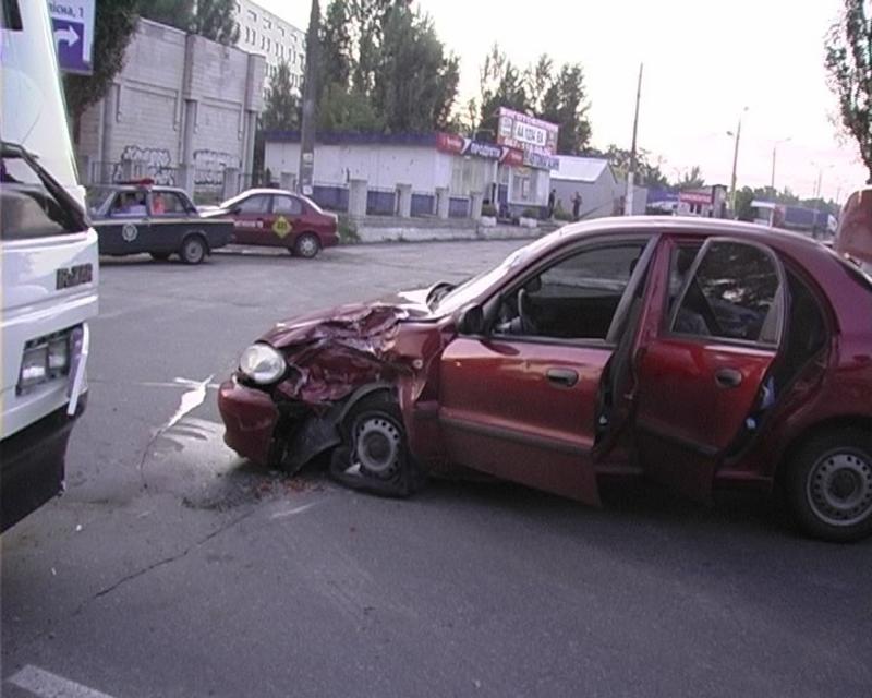 В Киеве Lanos столкнулся с автобусом – пострадала пассажирка / magnolia-tv.com
