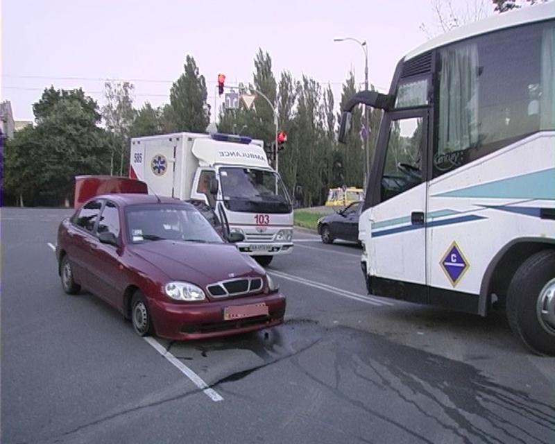 В Киеве Lanos столкнулся с автобусом – пострадала пассажирка / magnolia-tv.com
