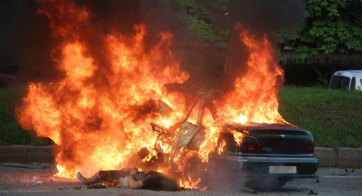 В Киеве мотоцикл «проткнул» автомобиль и взорвался