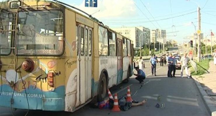 В Харькове троллейбус раздавил пешеходу голову