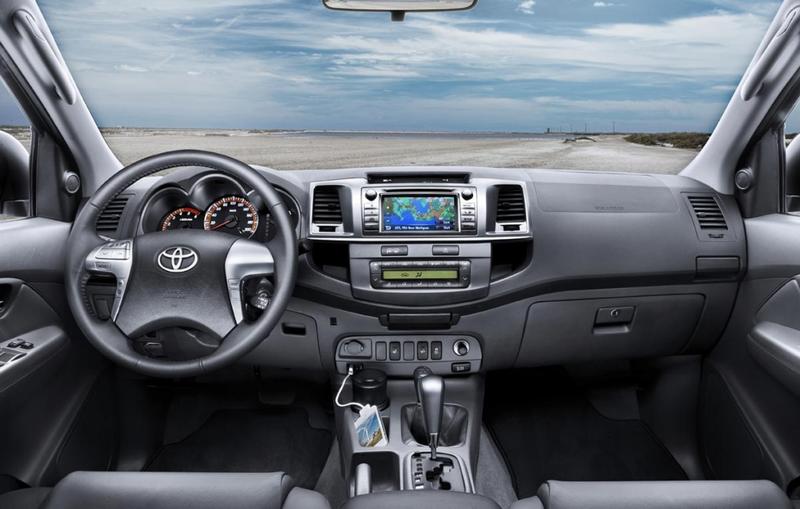 Пикап Toyota Hilux сменил внешность и стал мощнее / Toyota