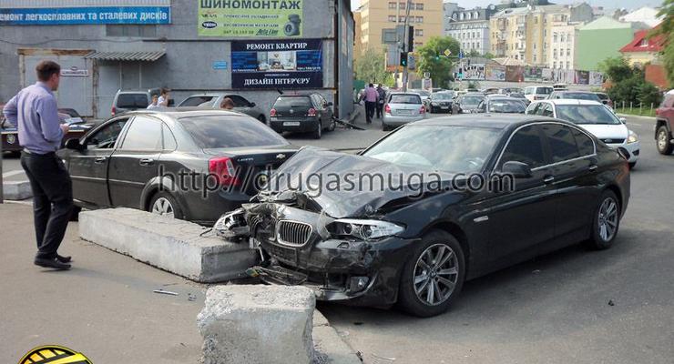 В Киеве Chevrolet столкнулся с BMW и залетел на бетонный блок
