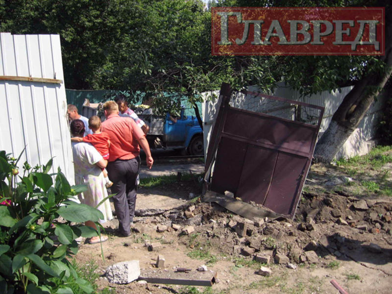 В Киеве грузовик снес забор и помял Шкоду во дворе / stolitsa.glavred.info