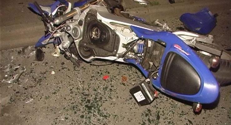 BMW от удара Тойоты подлетел в воздух и раздавил мотоцикл