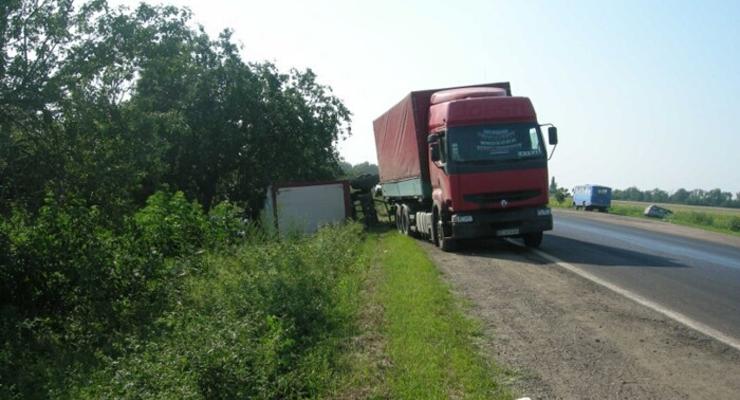 "Мокрое" ДТП: в Николаевской области перевернулся прицеп с минералкой