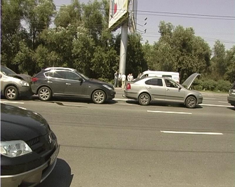 В Киеве Nissan 