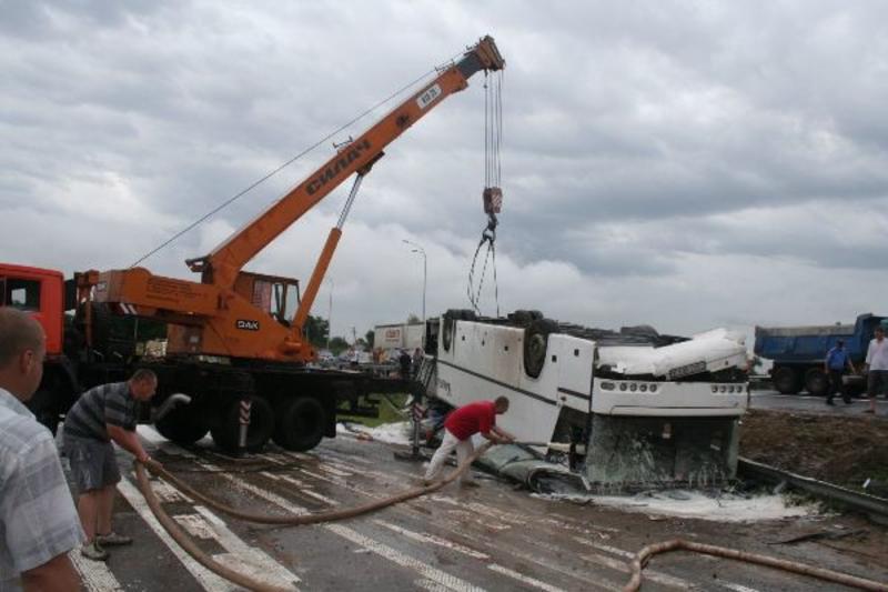 На трассе Киев-Чоп пассажирский автобус упал с моста. Есть жертвы