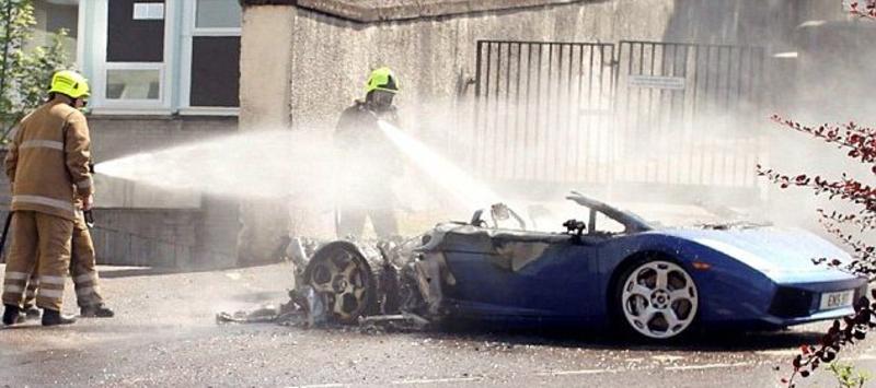 Lamborghini воспламенился на ходу и выгорел за пять минут / swns.com